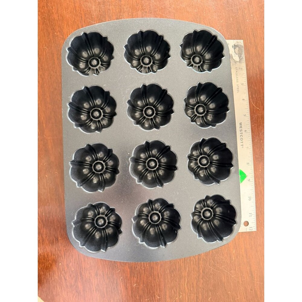 Nordic Ware Nonstick Cast Aluminum Bundtlette Cupcake Pan 12-Cavity Black
